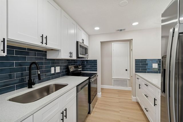 8818 AUBURN WAY, Tampa, FL 33615