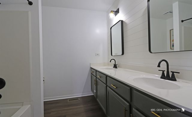 2764 Olympic Court, Aurora, IL 60503