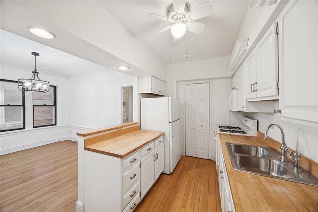 7348 Lake Street 2E, River Forest, IL 60305