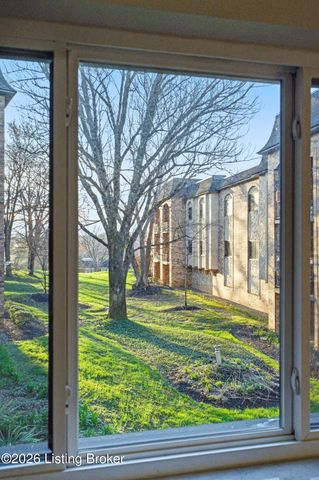 5800 Coach Gate Wynde APT 308, Louisville, KY 40207