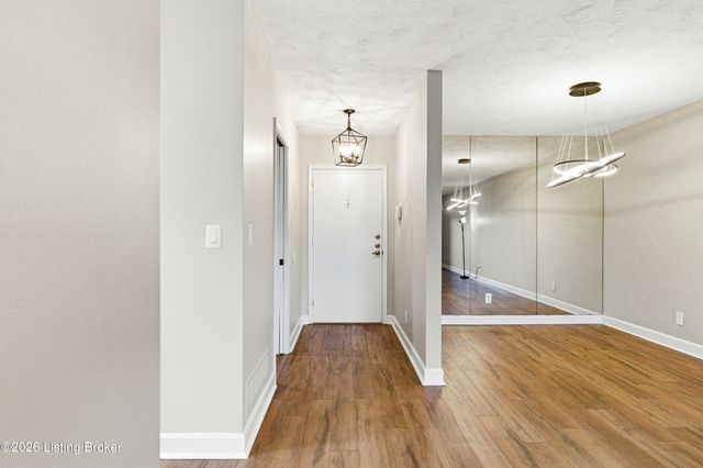 5800 Coach Gate Wynde APT 308, Louisville, KY 40207