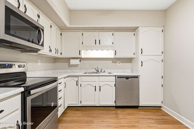 5800 Coach Gate Wynde APT 308, Louisville, KY 40207