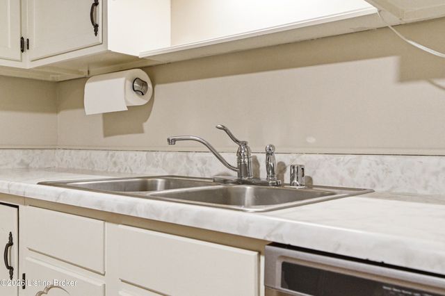 5800 Coach Gate Wynde APT 308, Louisville, KY 40207