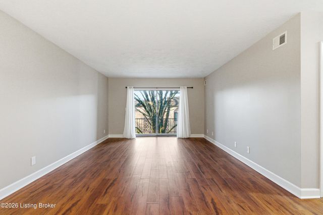 5800 Coach Gate Wynde APT 308, Louisville, KY 40207