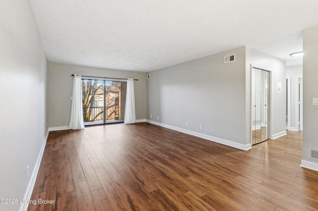 5800 Coach Gate Wynde APT 308, Louisville, KY 40207