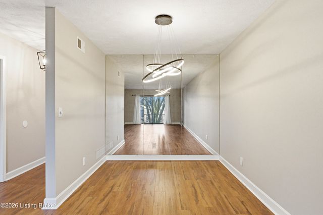 5800 Coach Gate Wynde APT 308, Louisville, KY 40207