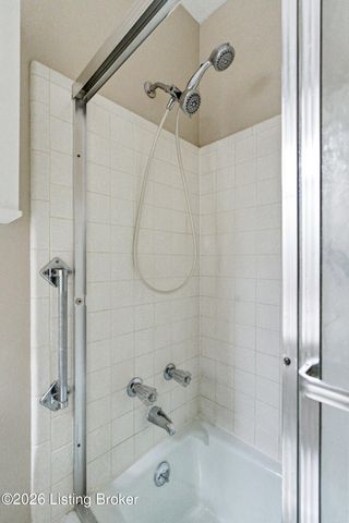 5800 Coach Gate Wynde APT 308, Louisville, KY 40207