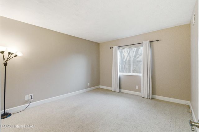 5800 Coach Gate Wynde APT 308, Louisville, KY 40207