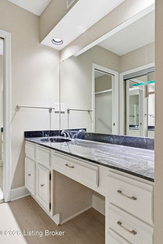 5800 Coach Gate Wynde APT 308, Louisville, KY 40207