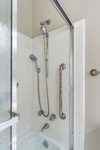 5800 Coach Gate Wynde APT 308, Louisville, KY 40207