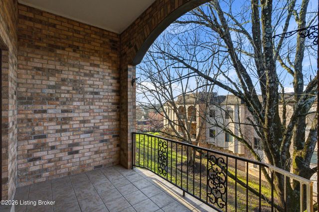 5800 Coach Gate Wynde APT 308, Louisville, KY 40207