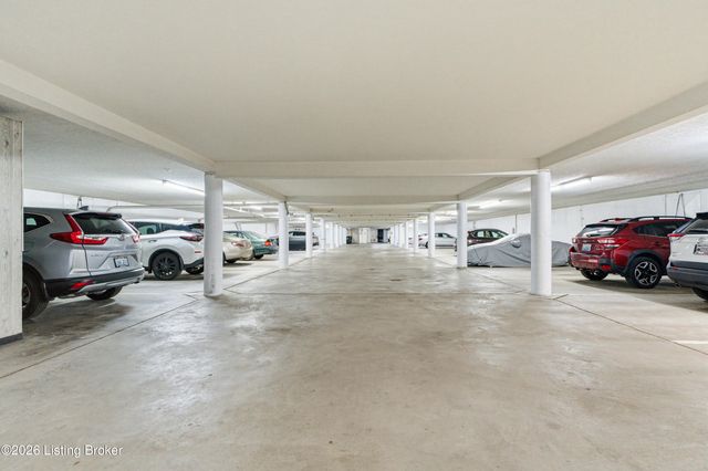 5800 Coach Gate Wynde APT 308, Louisville, KY 40207