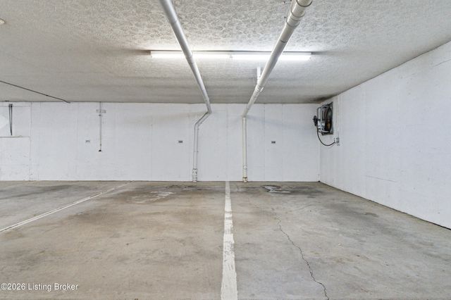 5800 Coach Gate Wynde APT 308, Louisville, KY 40207