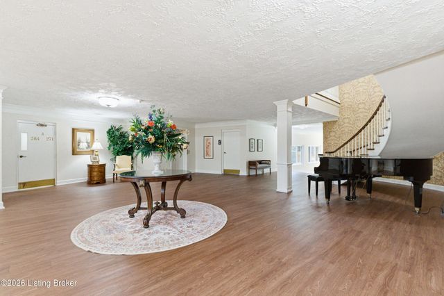 5800 Coach Gate Wynde APT 308, Louisville, KY 40207