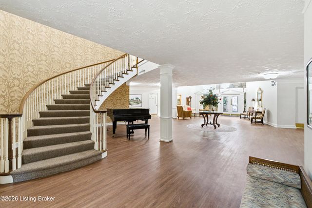 5800 Coach Gate Wynde APT 308, Louisville, KY 40207