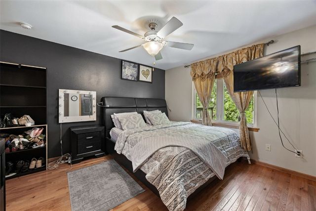 1050 Twilight Dr, North Liberty, IA 52317