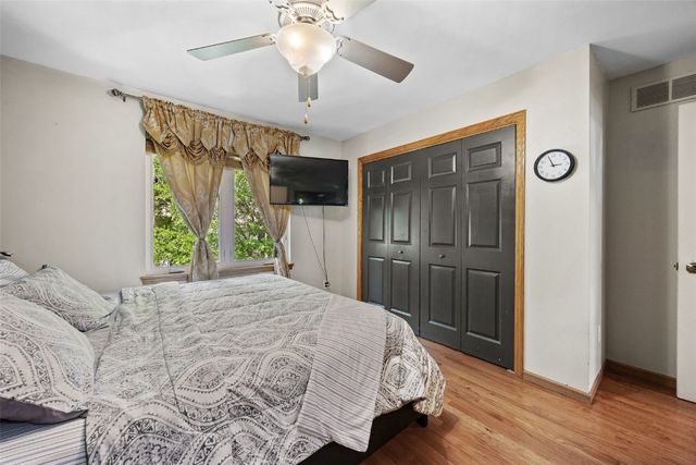 1050 Twilight Dr, North Liberty, IA 52317