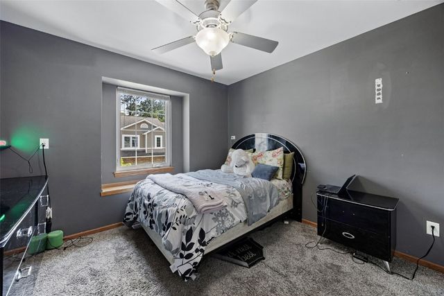 1050 Twilight Dr, North Liberty, IA 52317