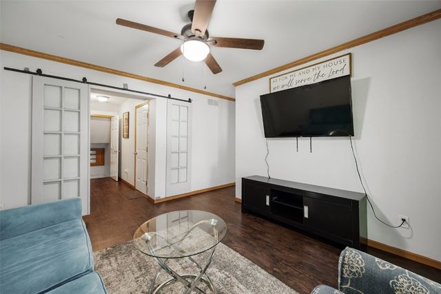 1050 Twilight Dr, North Liberty, IA 52317