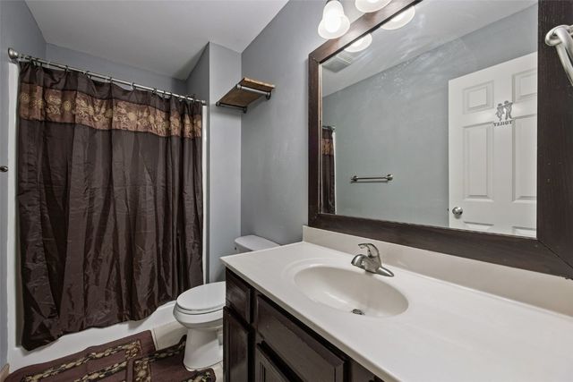 1050 Twilight Dr, North Liberty, IA 52317