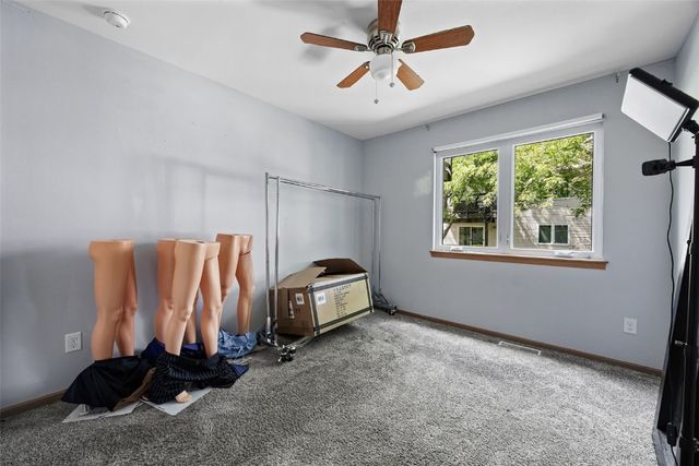 1050 Twilight Dr, North Liberty, IA 52317