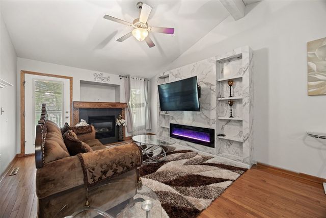 1050 Twilight Dr, North Liberty, IA 52317