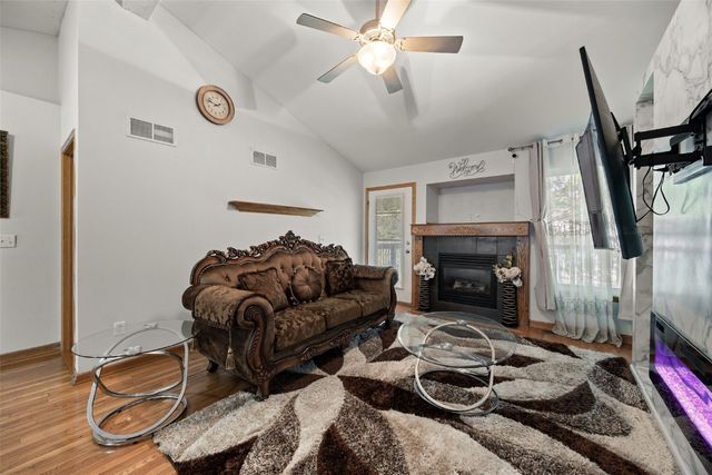 1050 Twilight Dr, North Liberty, IA 52317