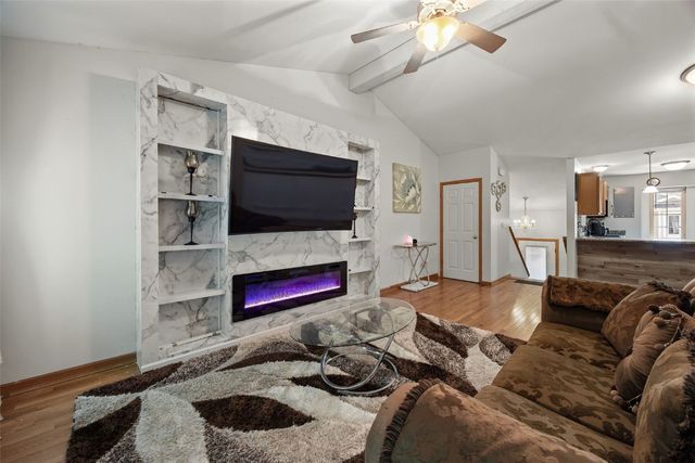 1050 Twilight Dr, North Liberty, IA 52317