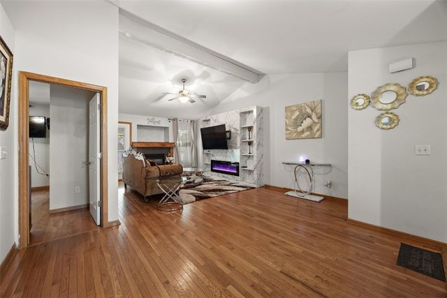 1050 Twilight Dr, North Liberty, IA 52317