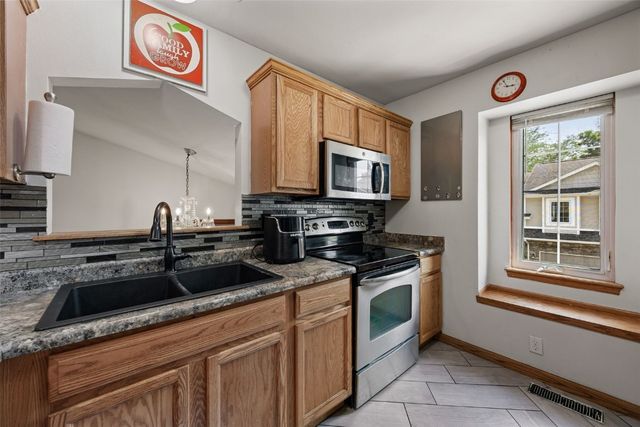 1050 Twilight Dr, North Liberty, IA 52317