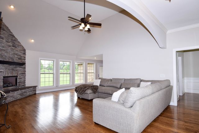 530 Thompson Ln, Portland, TN 37148