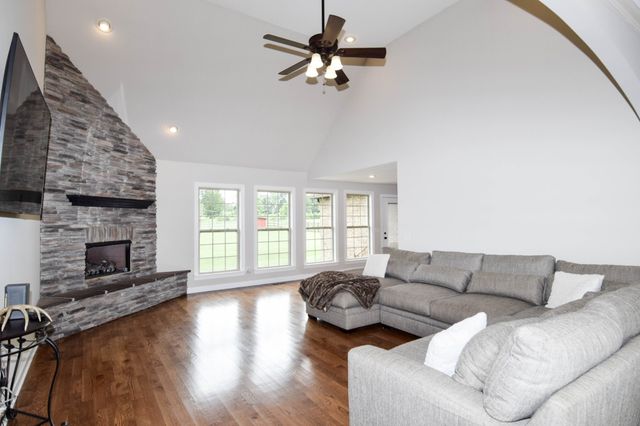 530 Thompson Ln, Portland, TN 37148