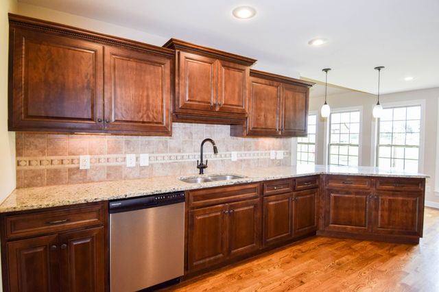 530 Thompson Ln, Portland, TN 37148