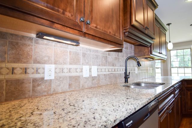530 Thompson Ln, Portland, TN 37148
