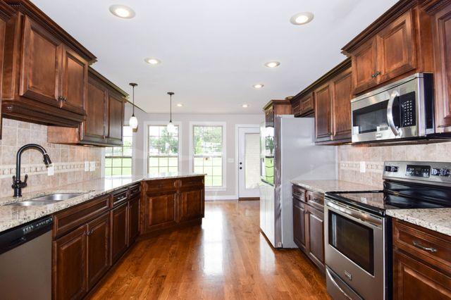 530 Thompson Ln, Portland, TN 37148