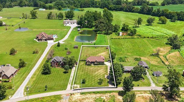 530 Thompson Ln, Portland, TN 37148
