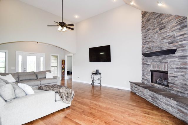 530 Thompson Ln, Portland, TN 37148