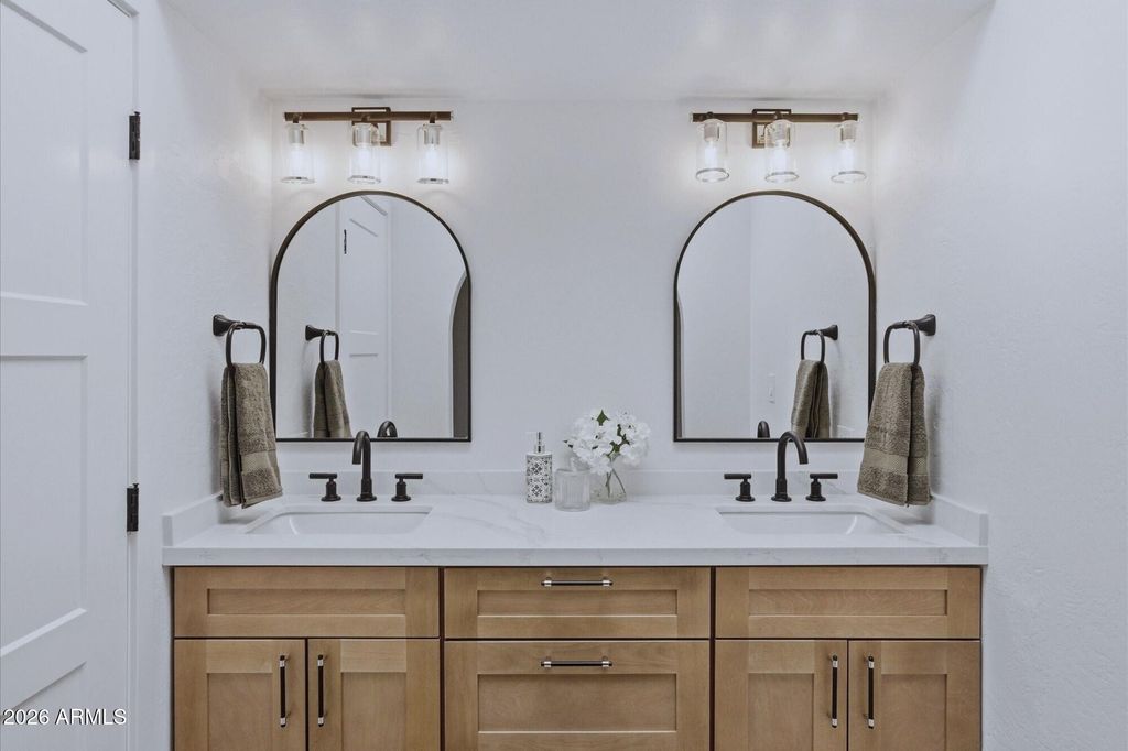 Image 14 of property listing at 2136 W IRONWOOD Drive, Chandler, AZ 85224