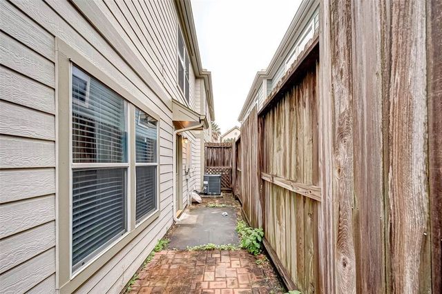 1718 Redwing Cove Drive, Houston, TX 77009