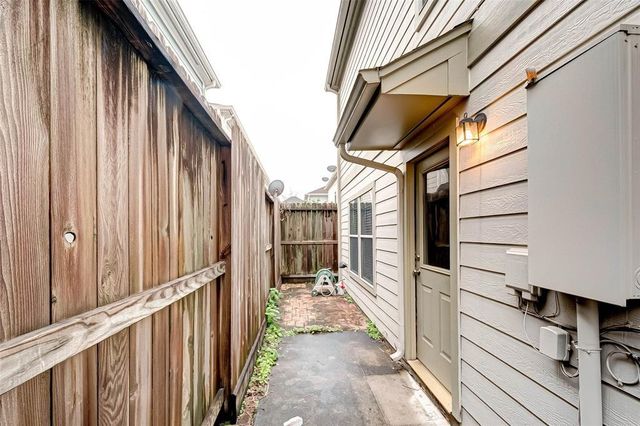 1718 Redwing Cove Drive, Houston, TX 77009