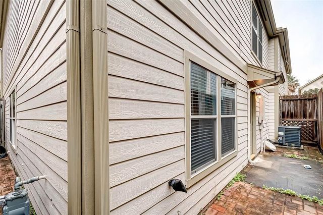 1718 Redwing Cove Drive, Houston, TX 77009