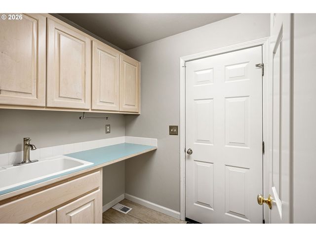 3528 BERKSHIRE St, Eugene, OR 97401
