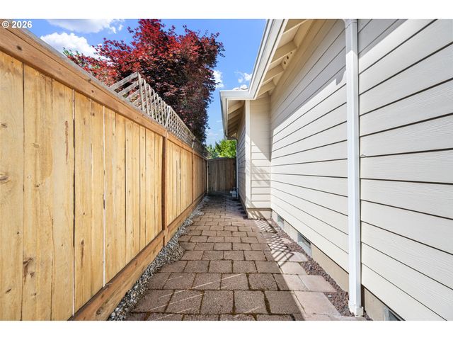 3528 BERKSHIRE St, Eugene, OR 97401