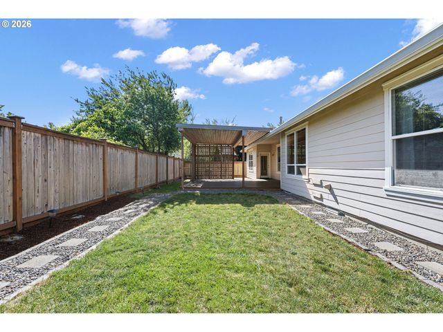 3528 BERKSHIRE St, Eugene, OR 97401