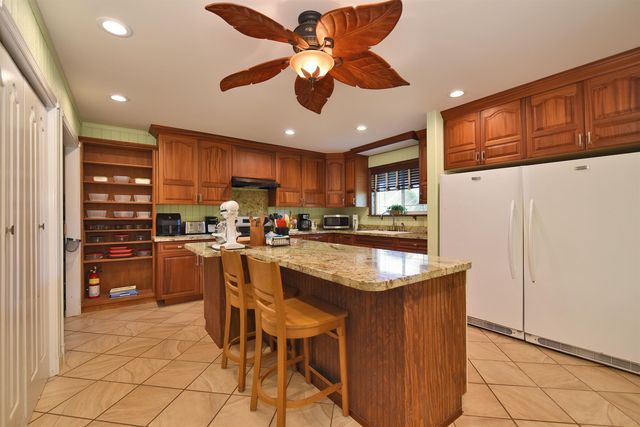 1525 Kaupakalua Rd, Haiku, HI 96708