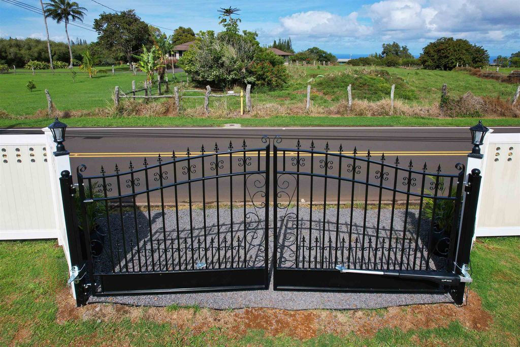 1525 Kaupakalua Rd, Haiku, HI 96708