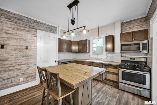 203 S ELM Street, Washington, IL 61571