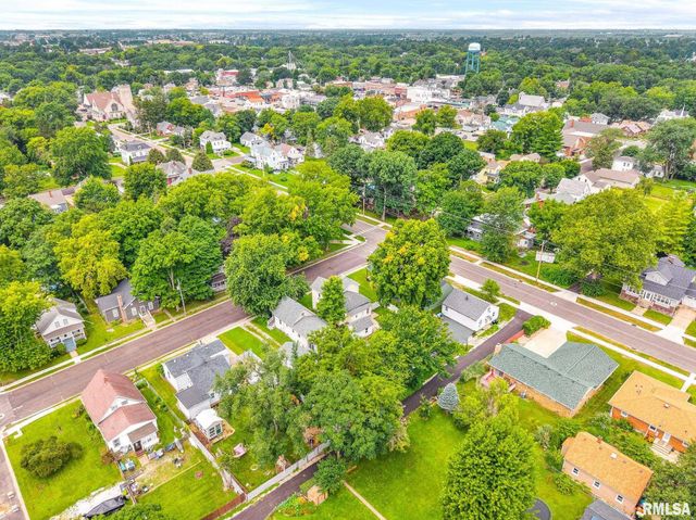 203 S ELM Street, Washington, IL 61571