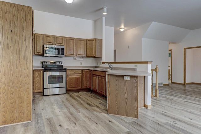 1511 DICKENSON COURT, Neenah, WI 54956