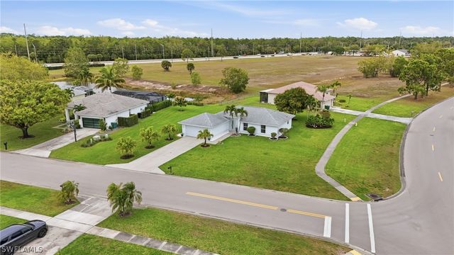 750 Cherry Blossom CT, Naples, FL 34120